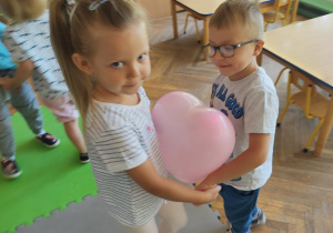 Dzieci w tańcu z balonem